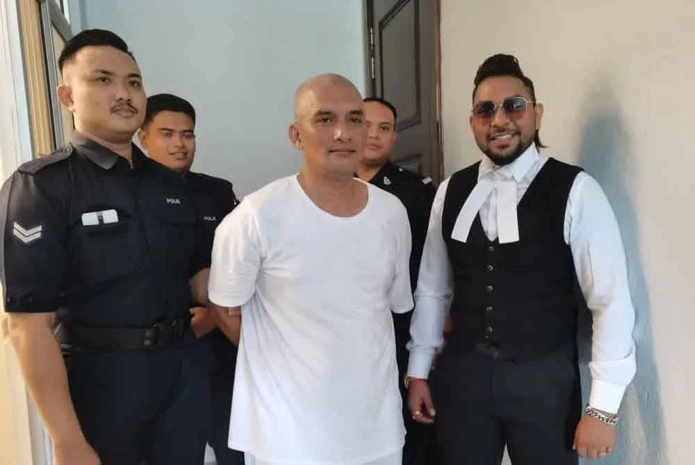 Syafri (tengah) menarik nafas lega apabila dua kali terlepas peruntukan hukuman gantung bagi kes dadah pada 2020 dan tahun ini. Foto fail