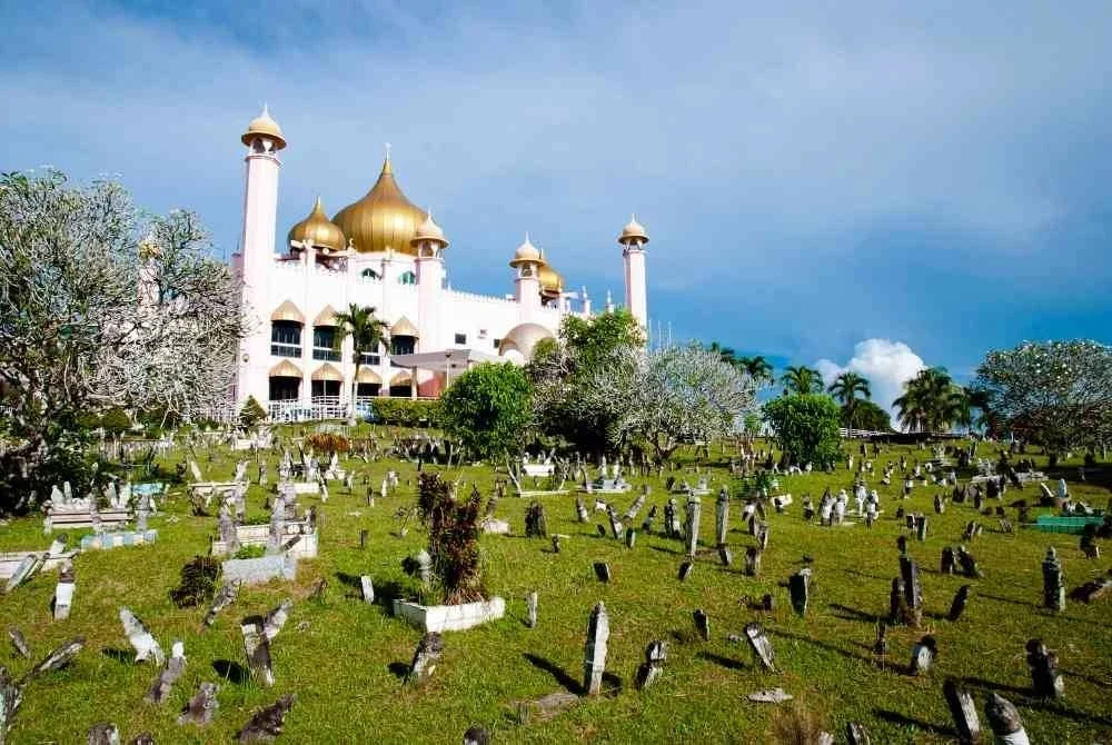 MENGGALI semula jenazah yang ditanam atas keperluan mendesak seperti keperluan bedah siasat bagi mengesahkan sesuatu yang penting yang hanya didapati dengan cara tersebut adalah diharuskan jika mendapat keizinan daripada pihak berautoriti. -Gambar hiasan/ Foto: CANVA