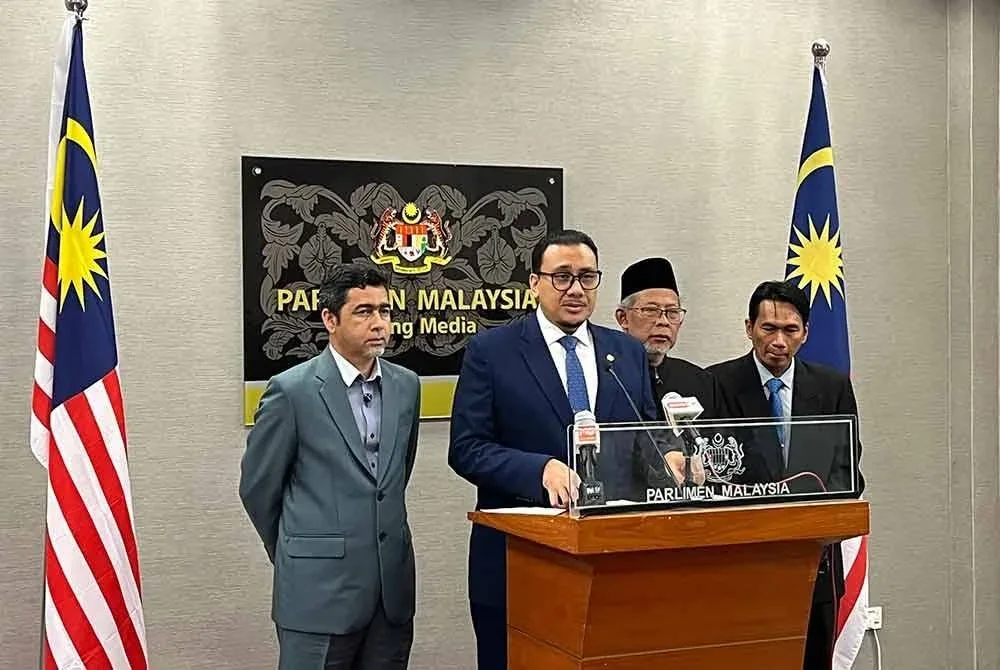 Afnan Hamimi (dua dari kiri) ketika sidang media di Parlimen pada Isnin.