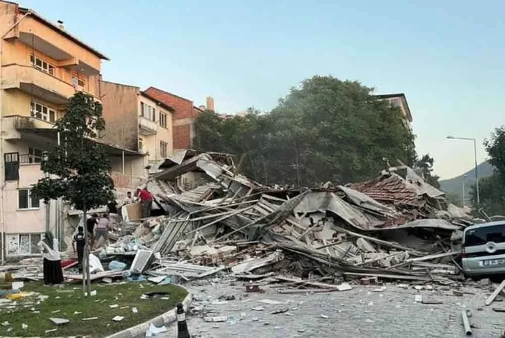 Beberapa gempa susulan berkekuatan 3.5-4.6 skala Richter turut dilaporkan.