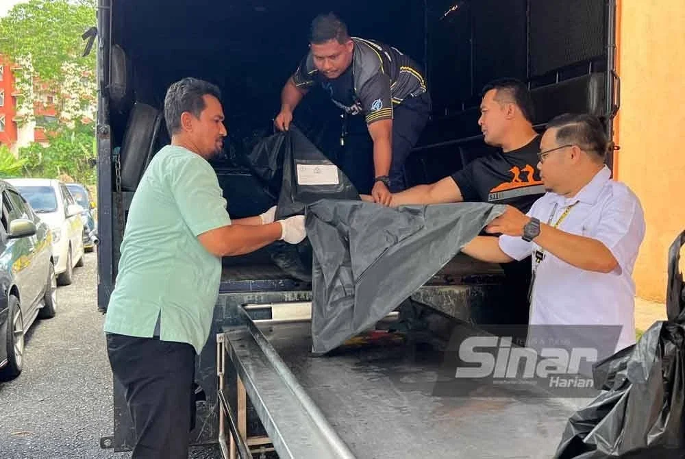 Salah satu jenazah tiba di bilik mayat di Hospital Gua Musang.