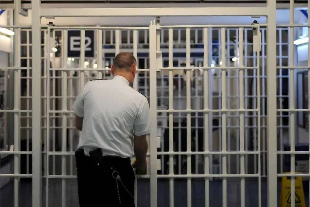 Seramai 26,456 pesalah termasuk 23,803 warganegara UK dan 2,613 warga asing telah dibebaskan lebih awal.