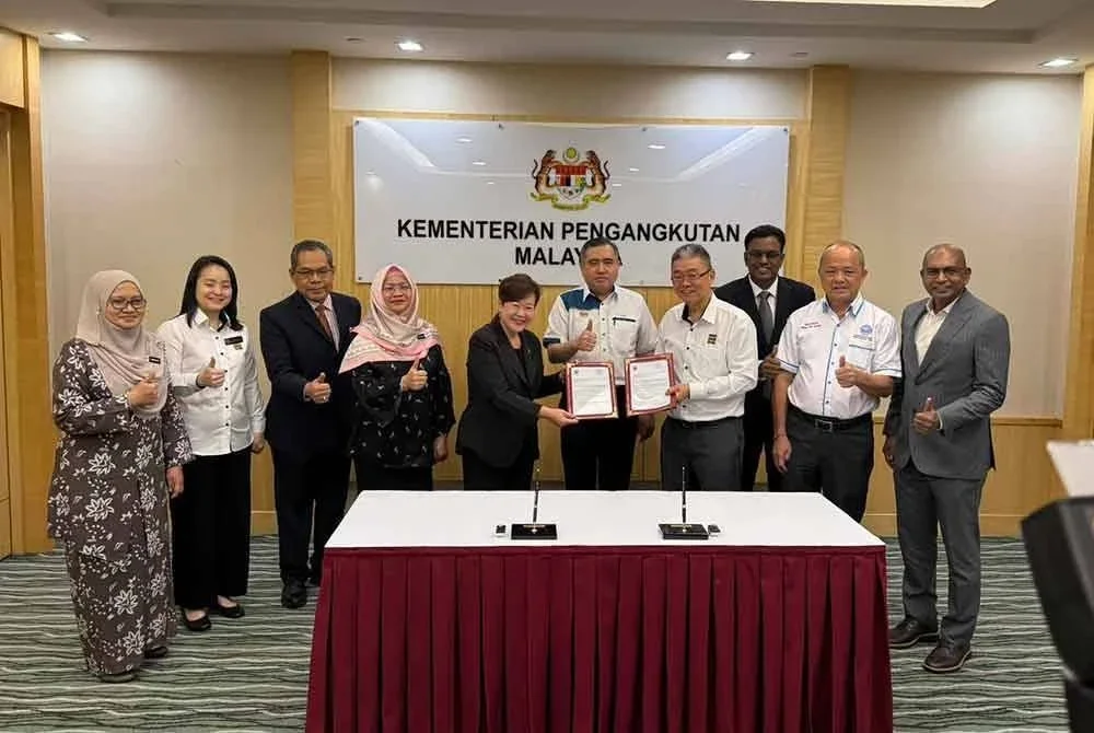 Anthony ( lima dari kanan) bersama wakil WWF dan EMPTA.