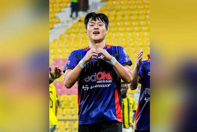 Tae-su cemerlang pada debutnya bersama The Cops.