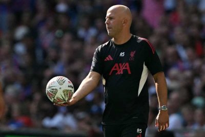 Arne Slot mengakui barisan pertahanannya terlalu mudah dibolosi selepas tewas kepada Crystal Palace. Foto AFP