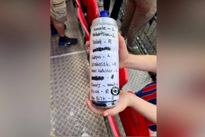 Botol air milik Henderson yang tertulis arah sepakan penalti pemain Liverpool ketika perlawanan Perisai Komuniti pada Ahad.