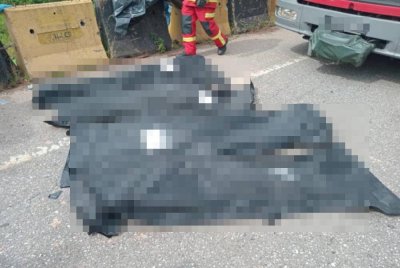 Empat termasuk dua kanak-kanak maut selepas kereta bertembung treler di Felda Chiku 1, Gua Musang. Foto Bomba