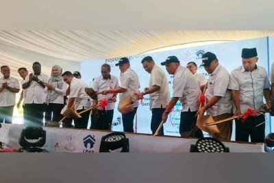 Wan Rosdy (lima dari kanan) menyempurnakan simbolik Majlis Pecah Tanah Cadangan Tapak Pangsapuri Pahangku Daerah Bentong.