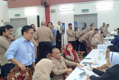 Saarani (duduk, tengah) ketika hadir ke Program Hari Bertemu Pelanggan di Dewan MPTI Langkap, pada Isnin.