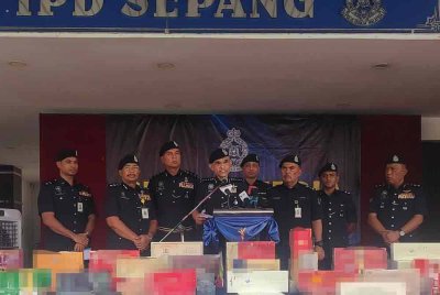 Shazeli (tengah) dalam sidang media di IPD Sepang pada Isnin.