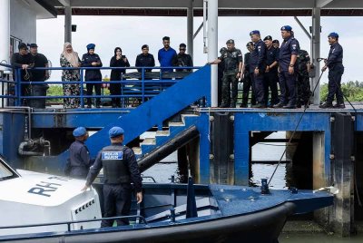 Mohd Yusuff bertemu anggota polis marin ketika mennjau di beberapa kawasan sempadan Malaysia - Thailand di Jeti Polis Marin Pengkalan Kubor di Tumpat pada Isnin. 