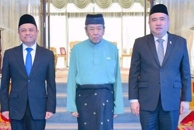 Sultan Sharafuddin berkenan menerima menghadap Anthony Loke (kanan) dan Aedy Fadly (kiri) di Istana Bukit Kayangan di sini.
