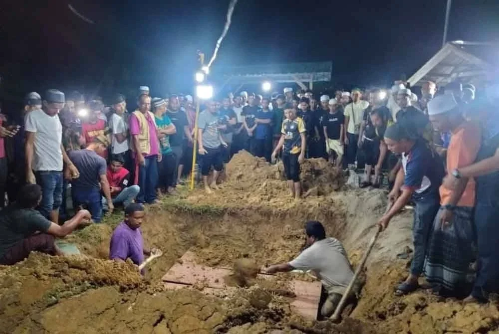 Jenazah dikebumikan di Madrasah Ar-Rahman, Pasir Mas pada Isnin.