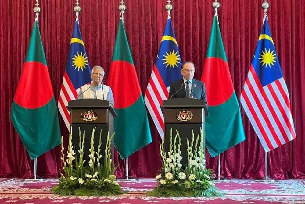 Anwar bersama Muhammad Yunus di sidang akhbar selepas mengadakan mesyuarat dua hala di Kompleks Perdana Putra pada Selasa.