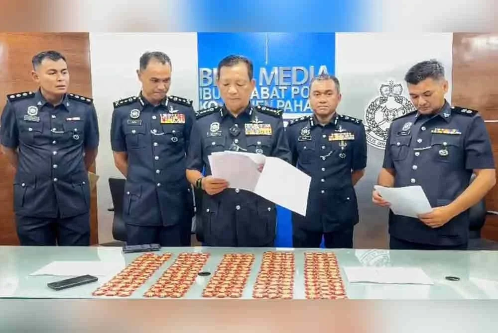 Yahaya (tengah) pada sidang akhbar di IPK Pahang pada Selasa.