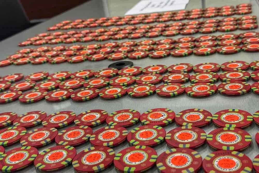 Sebanyak 200 cip kasino yang dirampas pihak polis pada Jumaat.