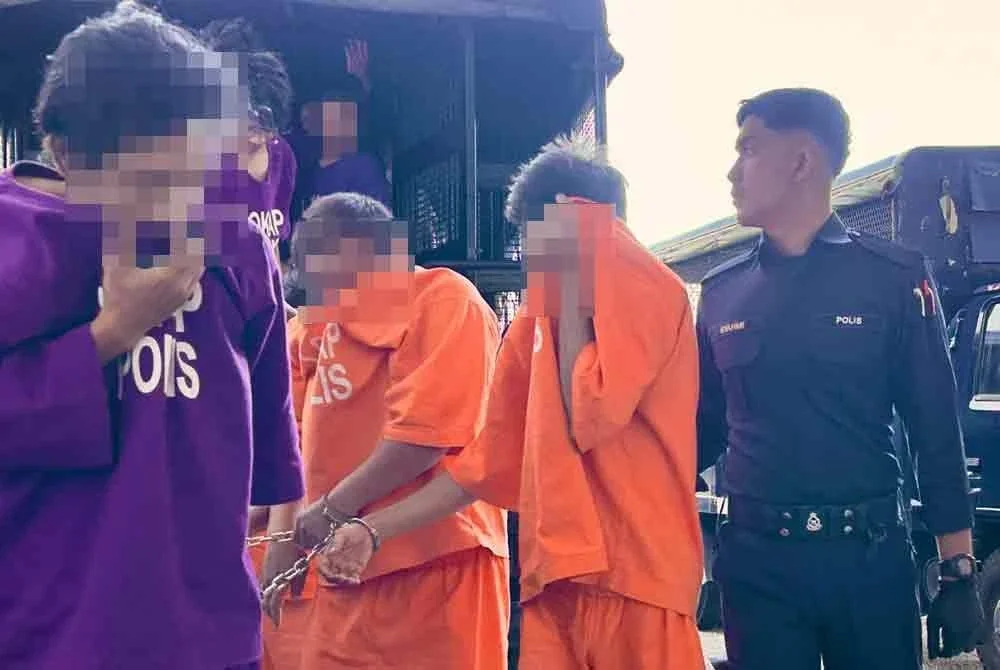 Suspek adik-beradik (tengah) dibawa ke Mahkamah Majistret Kota Bharu pada Selasa untuk disambung reman selama enam hari.