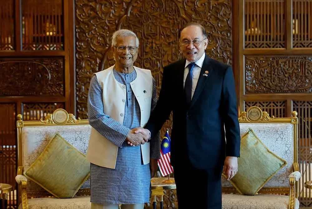 Dr Muhammad Yunus (kiri) ketika mengadakan mesyuarat dua hala bersama Anwar di Kompleks Perdana Putra hari ini. - Foto: Bernama