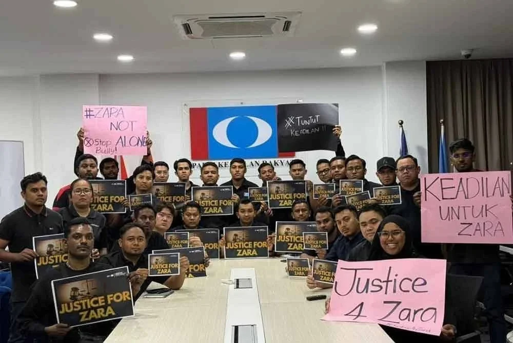 Muhammad Zakwan (tengah) bersama kepimpinan AMK Pulau Pinang menolak sebarang cubaan mempolitikkan kes kematian pelajar Zara Qairina Mahathir.