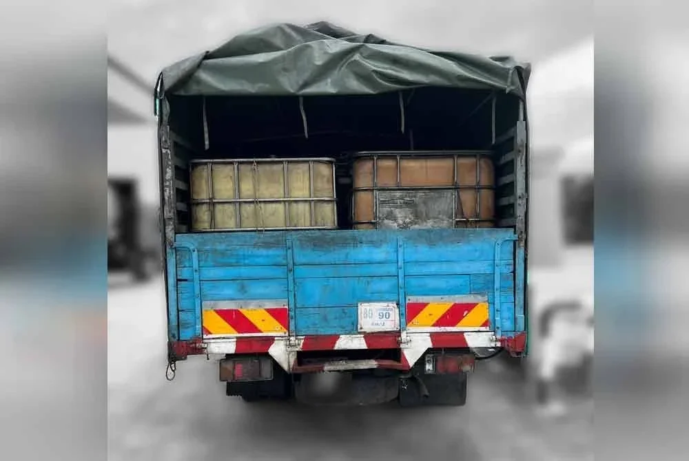 Sebuah lori yang diubah suai dengan tangki tambahan yang disita KPDN pada Isnin. Foto: KPDN Selangor