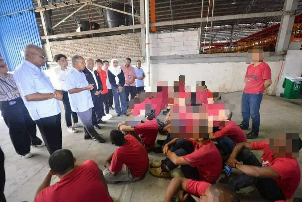 Ahmad Faudzi (dua dari kiri) mengadakan lawatan ke Pusat Pengurusan J&T Alam Megah dan meninjau program pemulihan di GRCC pada Selasa.