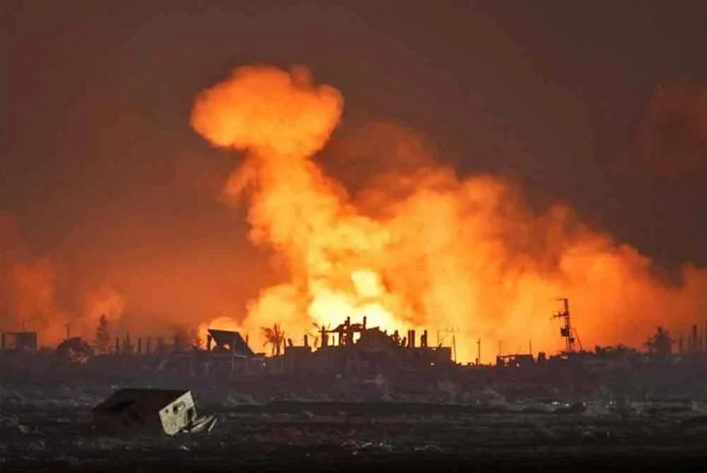 Penduduk Palestin mendakwa hujan bom sebagai malam paling mengerikan buat mereka. - Foto Agensi