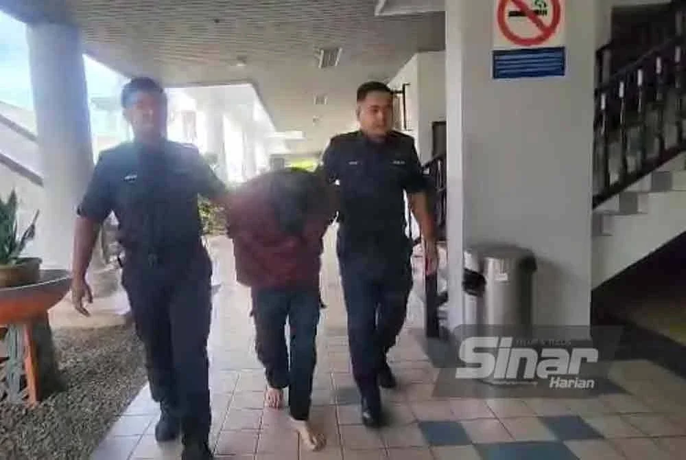 Tertuduh (tengah) mengaku tidak bersalah atas 52 pertuduhan melakukan sumbang mahram, amang seksual dan merakam gambar bogel anak.