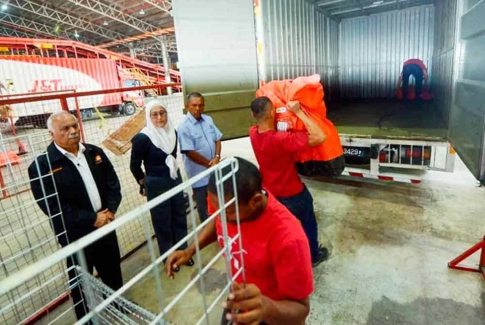 Siti Murni (tengah) mengiringi Ahmad Faudzi (kanan) melawat ke Pusat Pengurusan J&T Alam Megah dan meninjau program pemulihan di GRCC di sini pada Selasa.