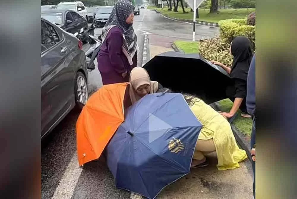 Kerjasama pengguna jalan raya membantu seorang wanita melahirkan bayi di tepi jalan berhampiran persimpangan lampu isyarat Taman Dahlia, Ahad lalu.