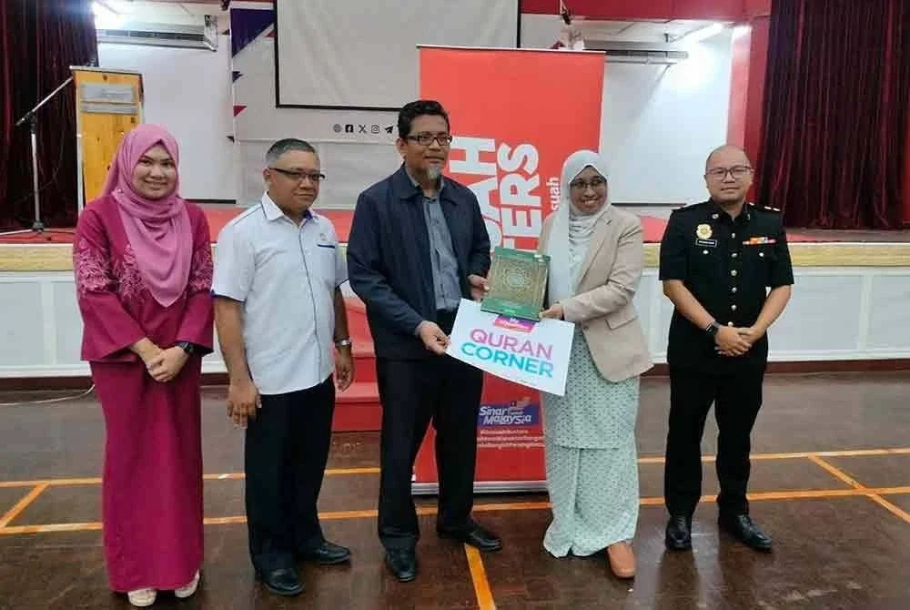 Nurhayati (dua dari kanan) menyerahkan naskah al-Quran kepada Azurin.