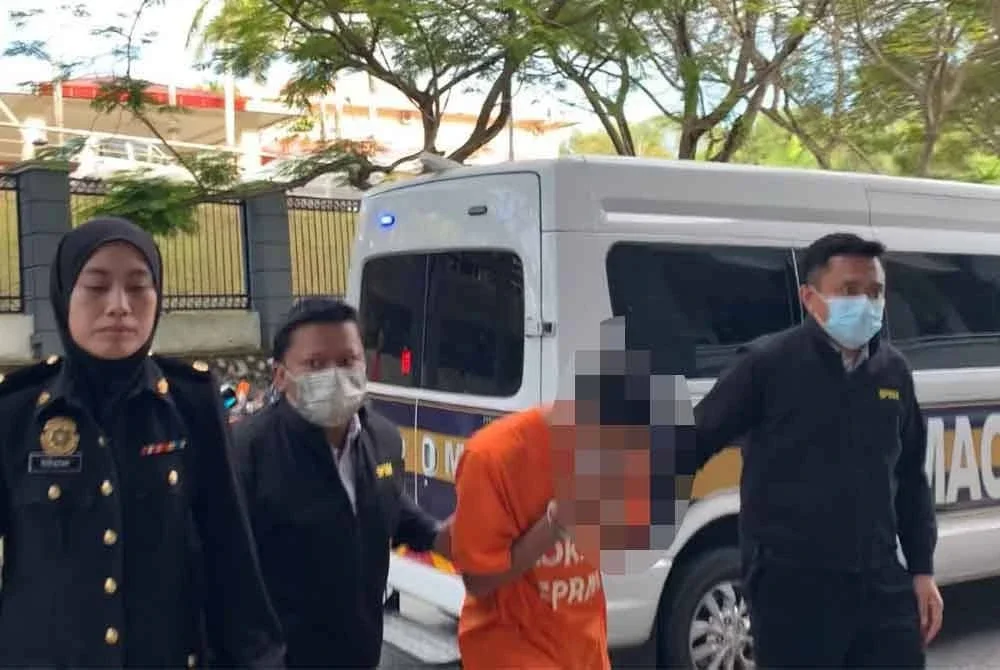 Suspek dibawa SPRM ke mahkamah untuk permohonan reman.