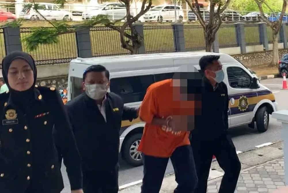 Suspek lelaki berusia lingkungan 20-an itu ditahan kira-kira jam 4 petang pada Isnin ketika hadir memberi keterangan di pejabat SPRM Negeri Sembilan.