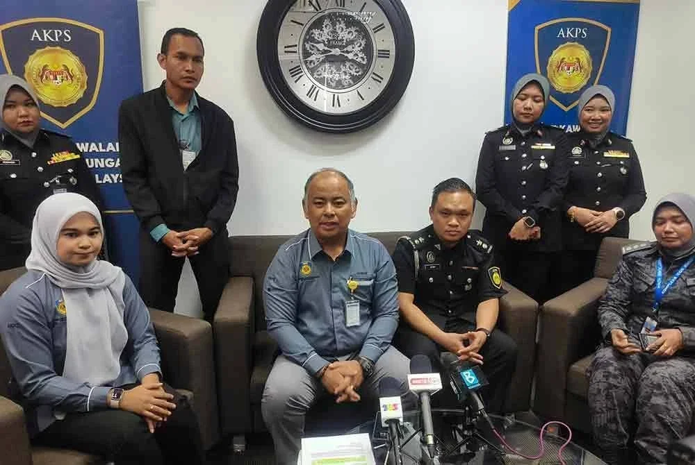 Mohd Nasaruddin (duduk tengah) pada sidang akhbar di Bukit Kayu Hitam pada Selasa.