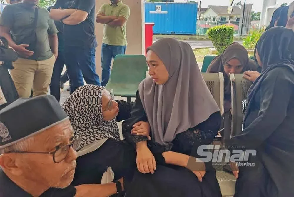 Norliana (tengah) ketika ditemui di Jabatan Perubatan Forensik Hospital Melaka pada Selasa.