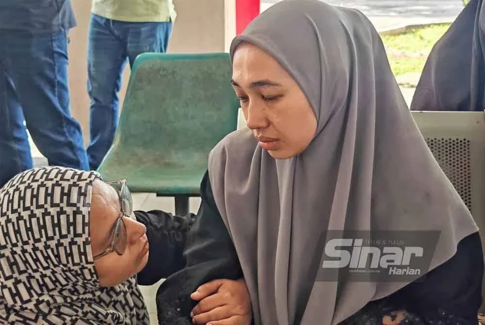 Norliana ditenangkan ahli keluarganya.