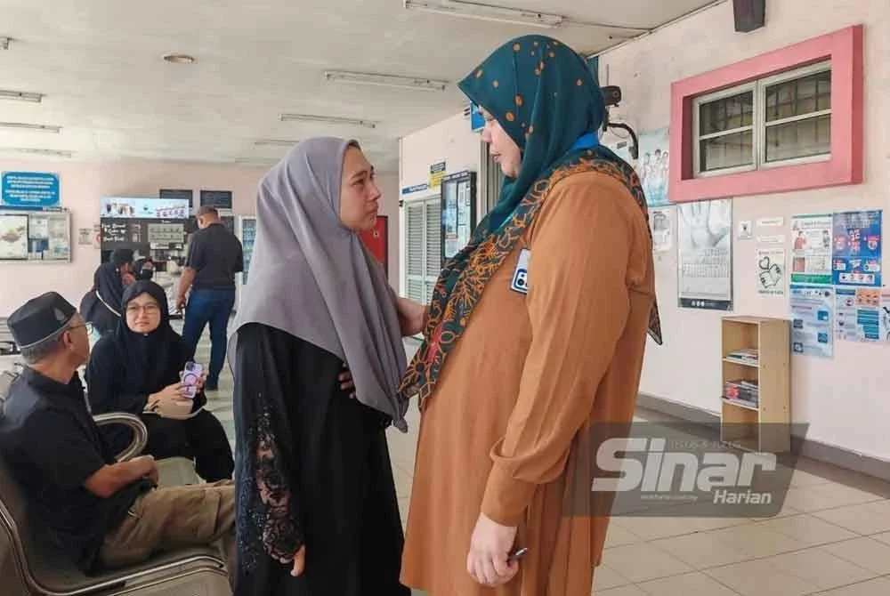 Norliana ditemui rakannya yang mengucapkan takziah.