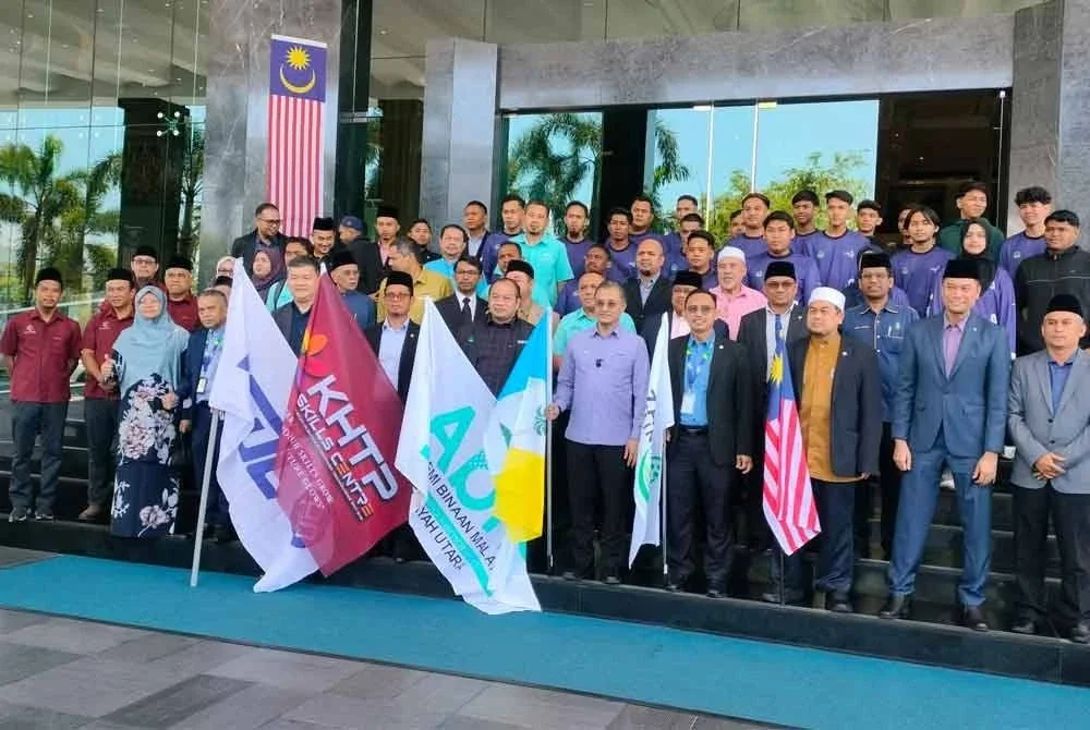 Mohamad (tengah) bergambar bersama pelatih TVET tajaan Zakat MAINPP.