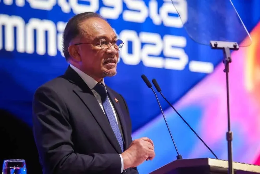 Perdana Menteri, Datuk Seri Anwar Ibrahim berucap pada majlis Perasmian Sidang Kemuncak ASEAN Ai Malaysia 2025 di Pusat Perdagangan dan Pameran Antarabangsa Malaysia (MITEC) Kuala Lumpur hari ini. Foto Bernama