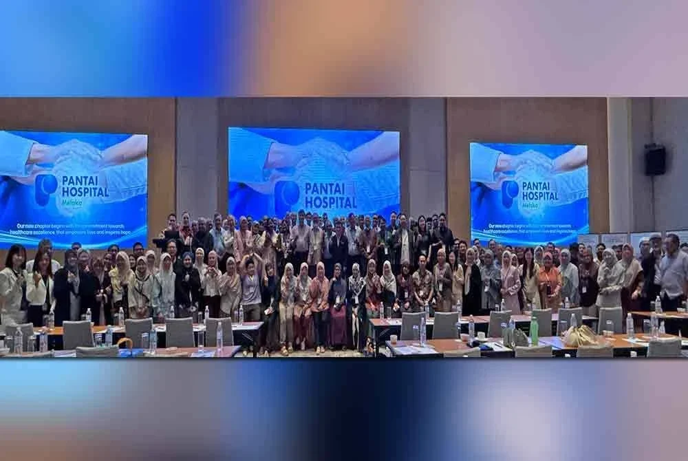 Peserta Persidangan Perubatan 2025 merakam kenangan bersama.