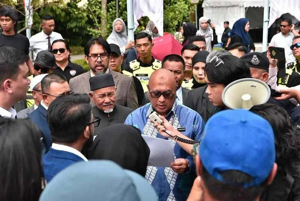 Aminuddin menerima memorandum yang diserahkan aktivis dalam perhimpunan aman di hadapan pintu masuk Parlimen pada pagi Selasa.