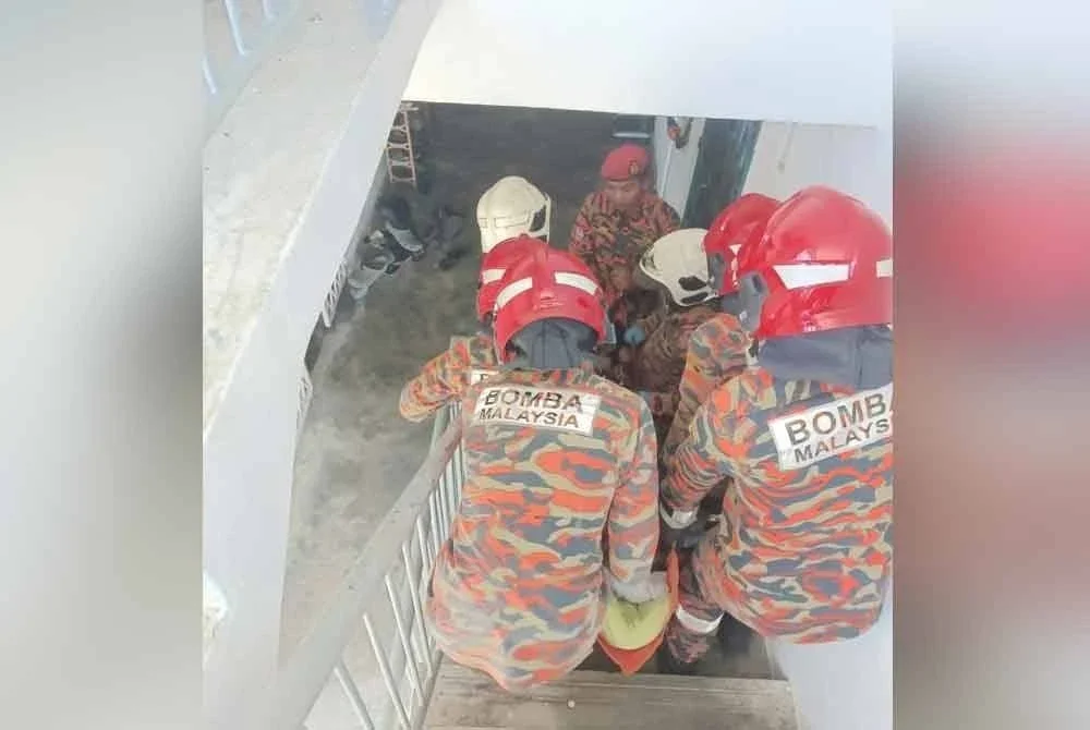 Anggota bomba sedang membawa turun wanita berkenaan dari kediamannya yang terletak di tingkat 3 sebuah flat di Seberang Jaya.