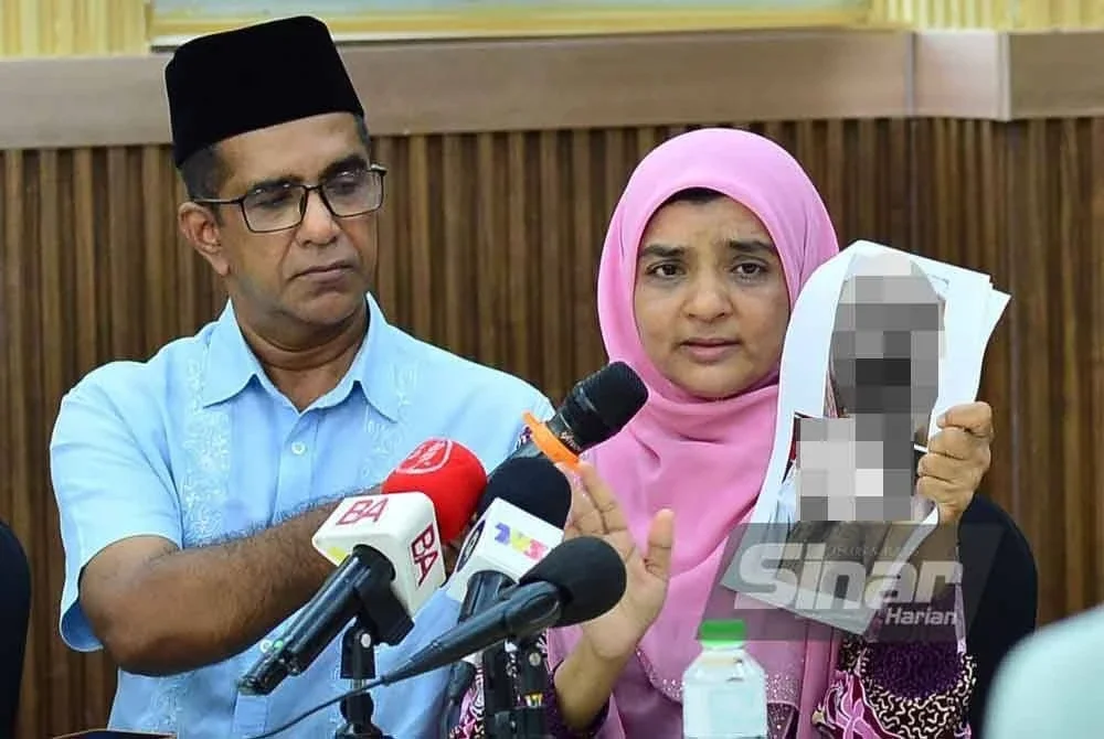 Ummu Haiman Bee (kanan) curiga dengan keadaan jenazah anaknya yang menunjukkan pelbagai kesan kecederaan. Foto SINAR HARIAN/ ASRIL ASWANDI SHUKOR