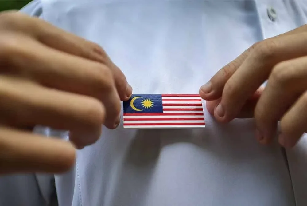 Lencana Jalur Gemilang berbentuk pin yang dibekalkan oleh kerajaan kepada para pelajar. Foto Bernama