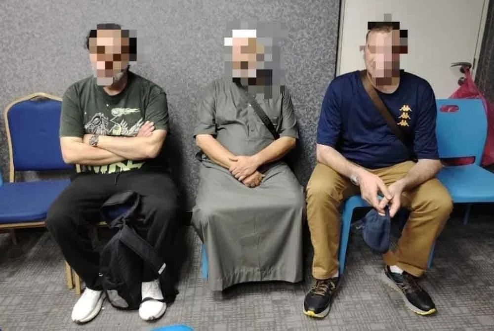 Tiga lelaki warga asing ditahan di KLIA 1 pada Selasa kerana menyalahgunakan pas lawatan dengan mengemis.