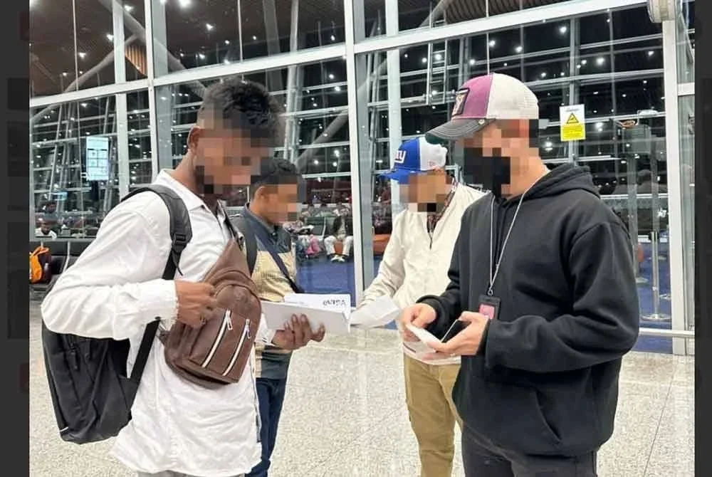 Antara warga asing yang diperiksa di KLIA 1 pada Selasa.