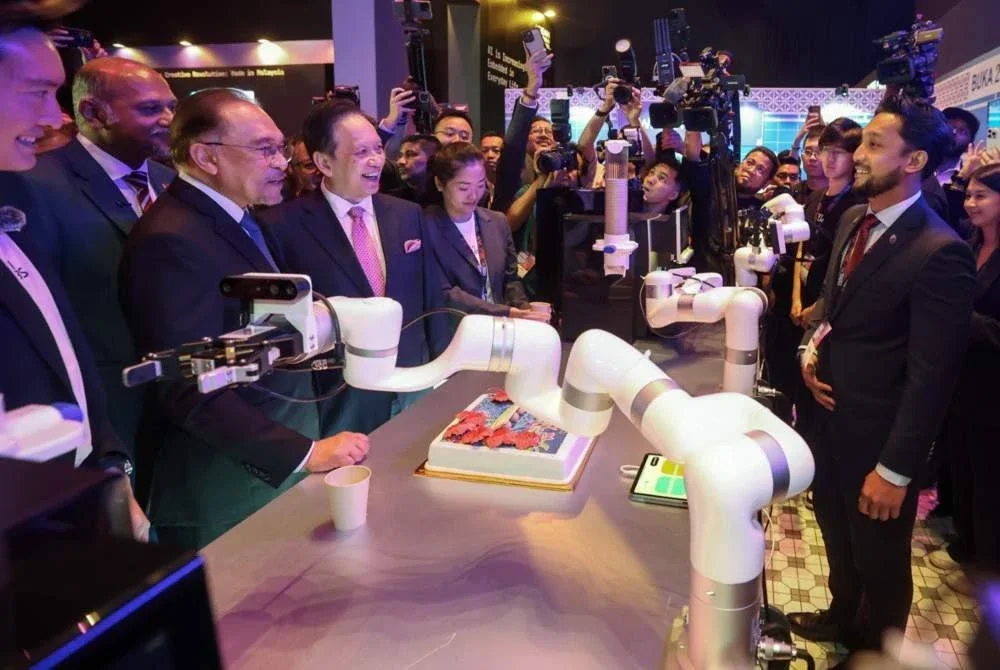 Perdana Menteri, Datuk Seri Anwar Ibrahim (tiga dari kiri) melawat pameran robot Ai pada majlis Perasmian Sidang Kemuncak ASEAN Ai Malaysia 2025 di Pusat Perdagangan dan Pameran Antarabangsa Malaysia (MITEC) Kuala Lumpur hari ini. Foto Bernama