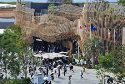 Pavilion Malaysia dengan tema 'Weaving a Future in Harmony' menonjol dengan fasad buluh yang dirangka menyerupai tenunan songket, simbol kepelbagaian budaya Malaysia dan pendekatan harmoni terhadap pembangunan mampan.