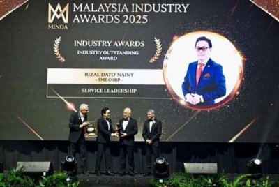 Rizal (dua dari kiri) menerima anugerah yang disampaikan Yang Dipertua Negeri Melaka, Tun Dr Mohd Ali Mohd Rustam di Pusat Konvensyen Kuala Lumpur. Hadir sama, Gabenor Bank Negara, Datuk Seri Abdul Rasheed Ghaffour (kanan) dan Pengerusi FMBA, Datuk Seri Dr Abdul Malik Abdullah (kiri).