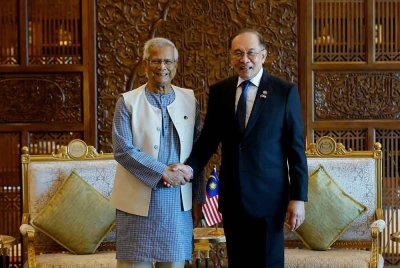 Dr Muhammad Yunus (kiri) ketika mengadakan mesyuarat dua hala bersama Anwar di Kompleks Perdana Putra hari ini. - Foto: Bernama