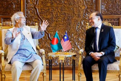 Anwar (kanan) mengadakan mesyuarat dua hala bersama Muhammad Yunus di pejabatnya di Kompleks Perdana Putra pada Selasa. Foto Bernama